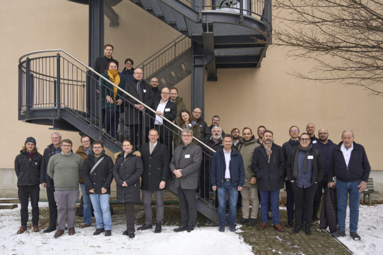 Gruppenbild vor und auf Treppe